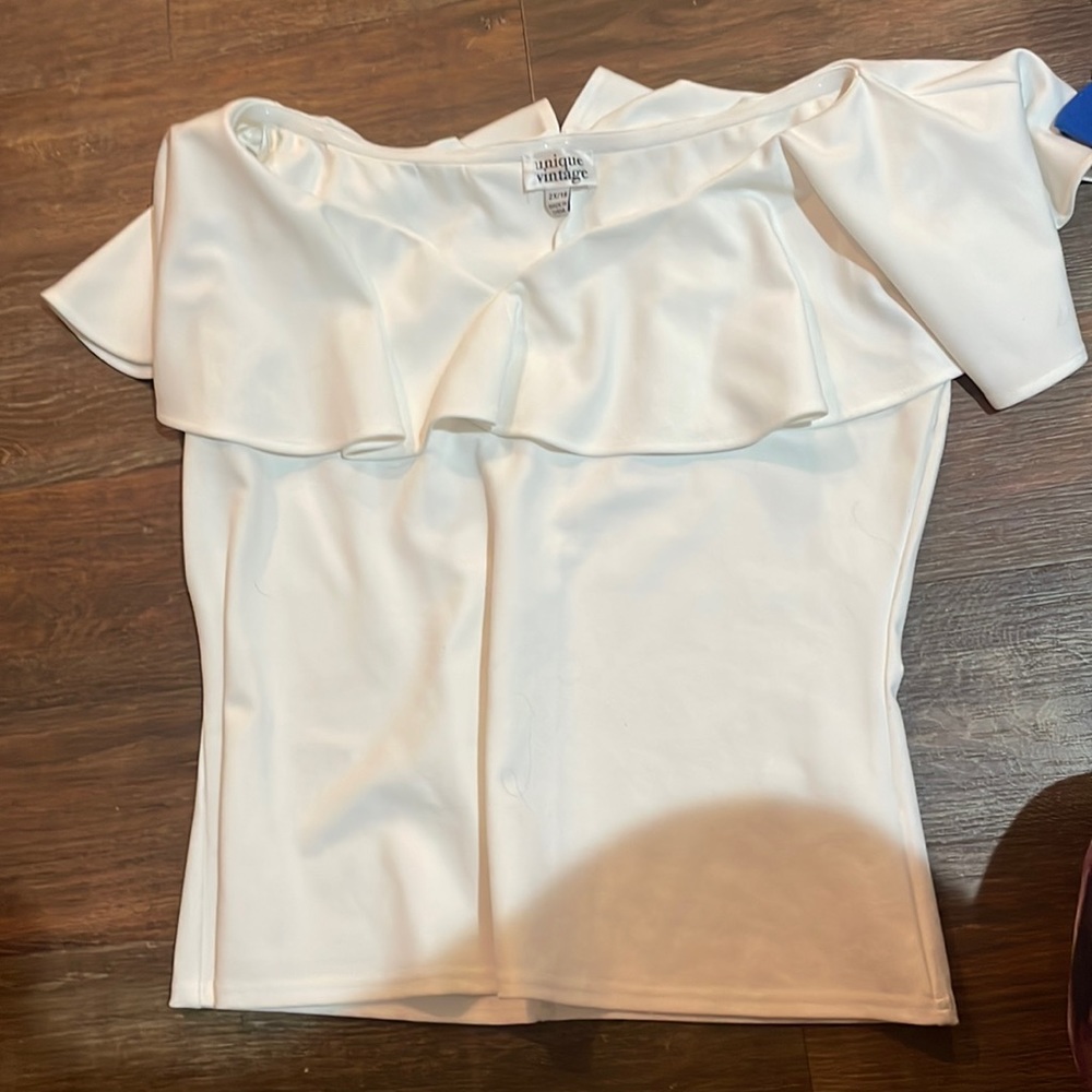 Unique Vintage 2X off the shoulder top